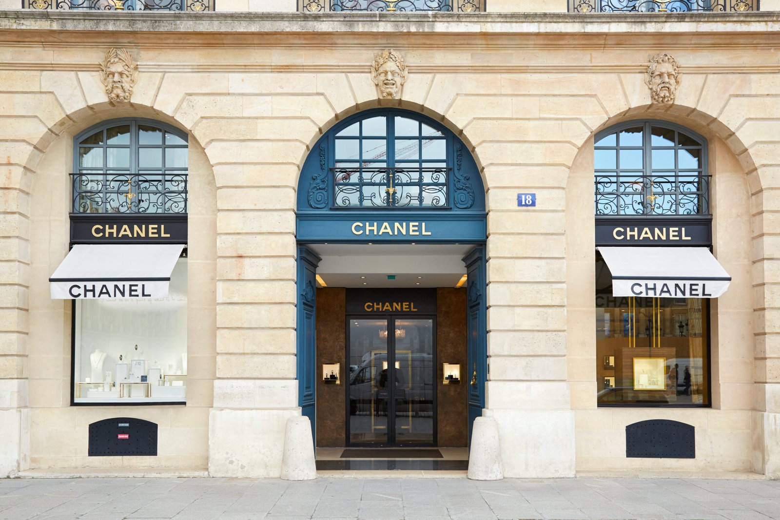 Paris shows that commercial luxury is not measured by the size of a space, but by its strategic location, the prestige of the address, and the experience it offers.